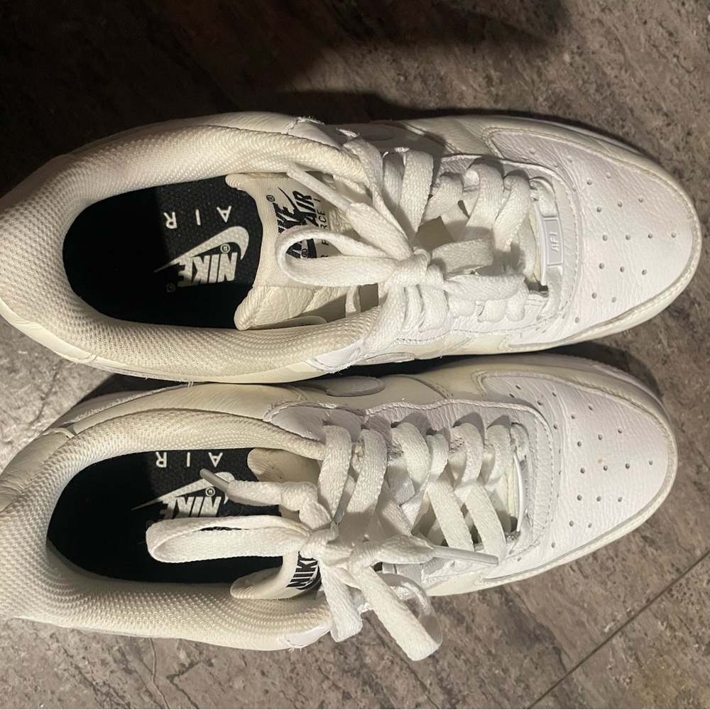 White Nike tennis shoes